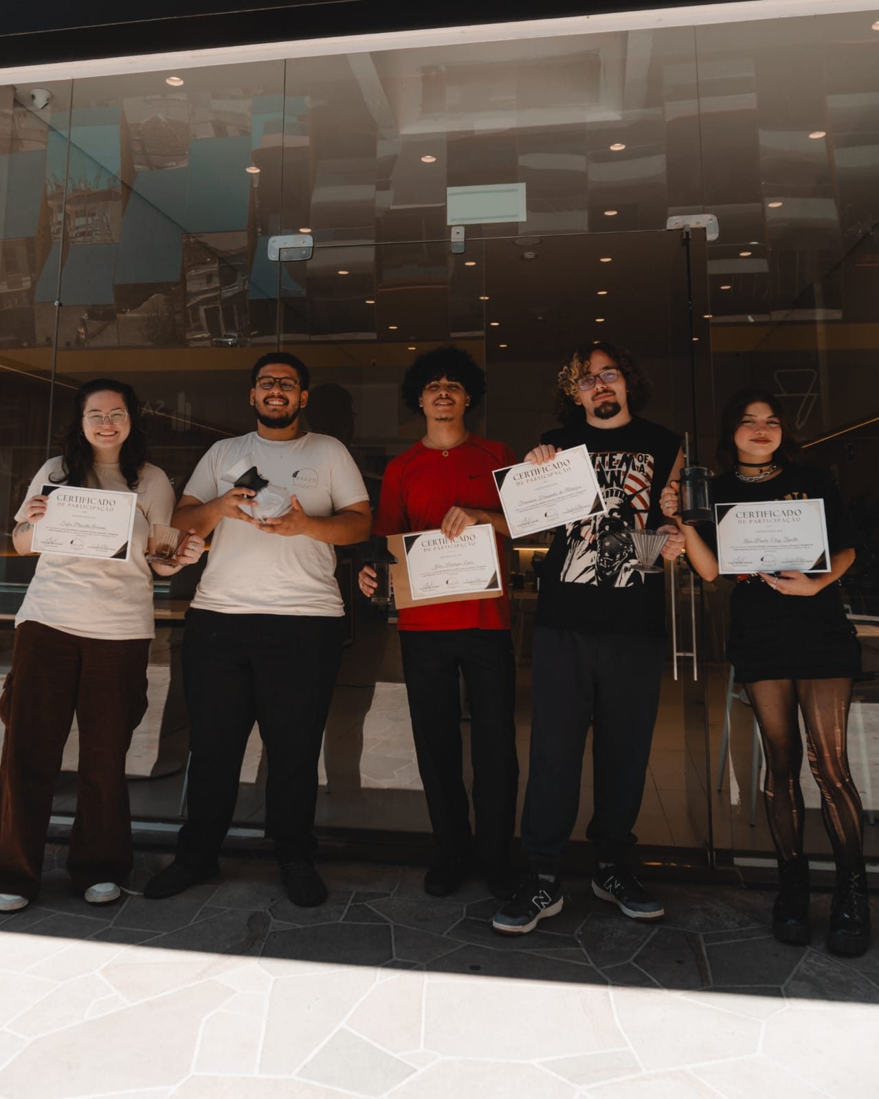 Alunos exibindo certificados