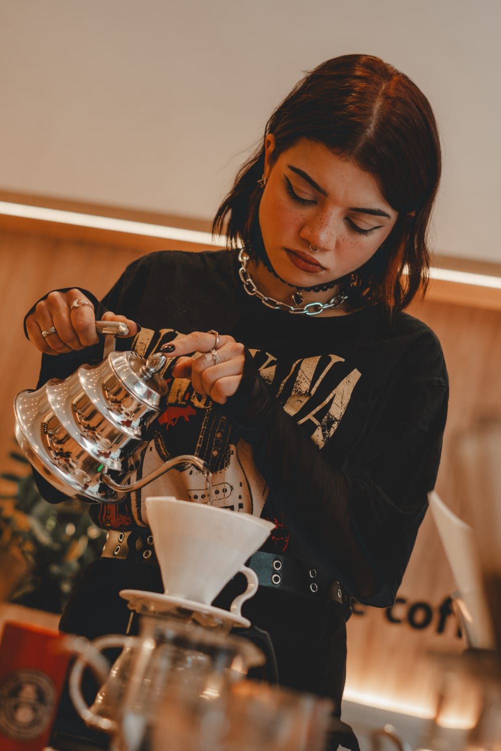 Barista preparando café no V60